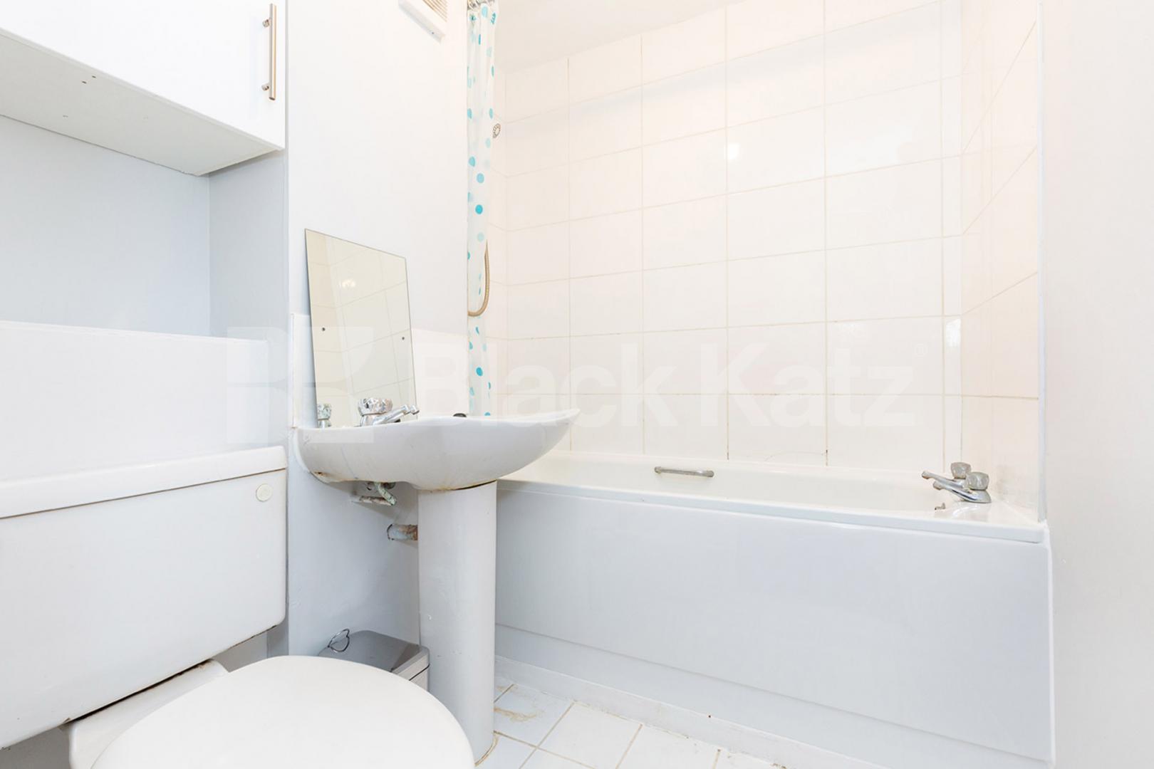 Canal Side 2 bedroom property with direct access to communal garden  Riverside Close, Lee Vally Park / Upper Clapton